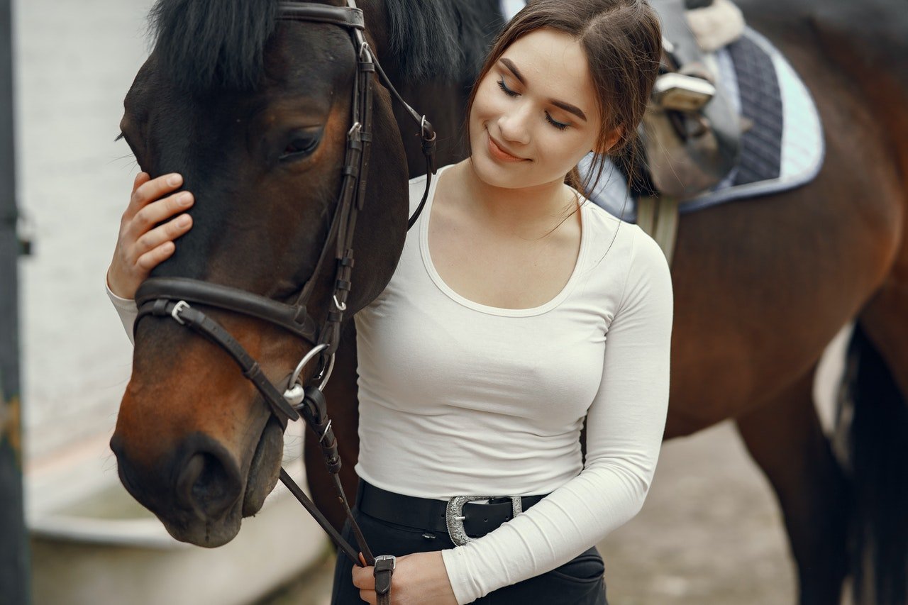 Dziewczyna z koniem. Imię dla konia może być inspirowane jego charakterem.